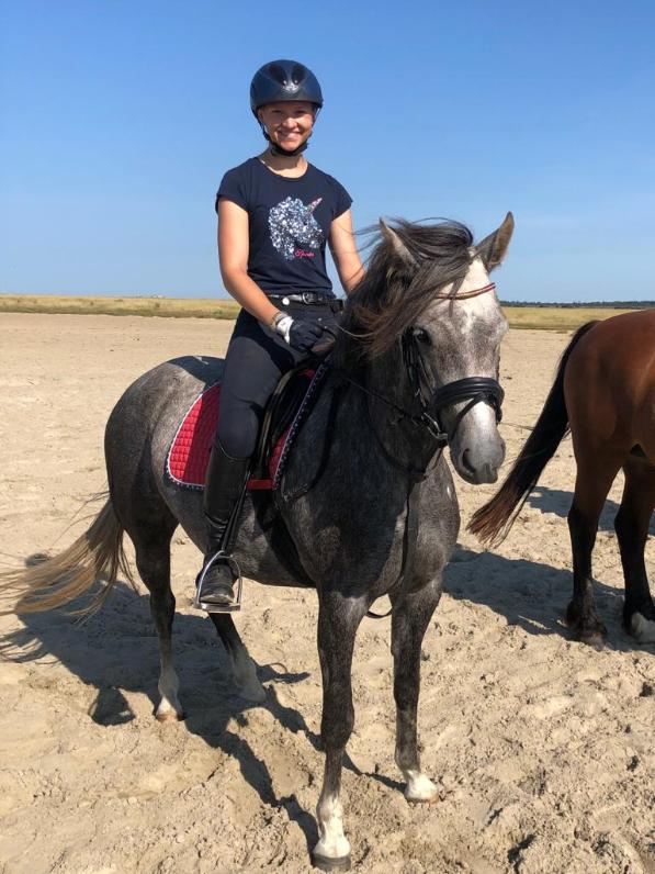 37 03 Diva Wesh B 2020 4 jährig bei ihrem ersten Strandritt mit Helferin Lea