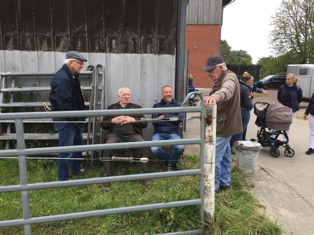 37 10 Manfred Hansen besucht uns jedes Jahr bei der Fohlenregistrierung. Die Herren im Gespräch